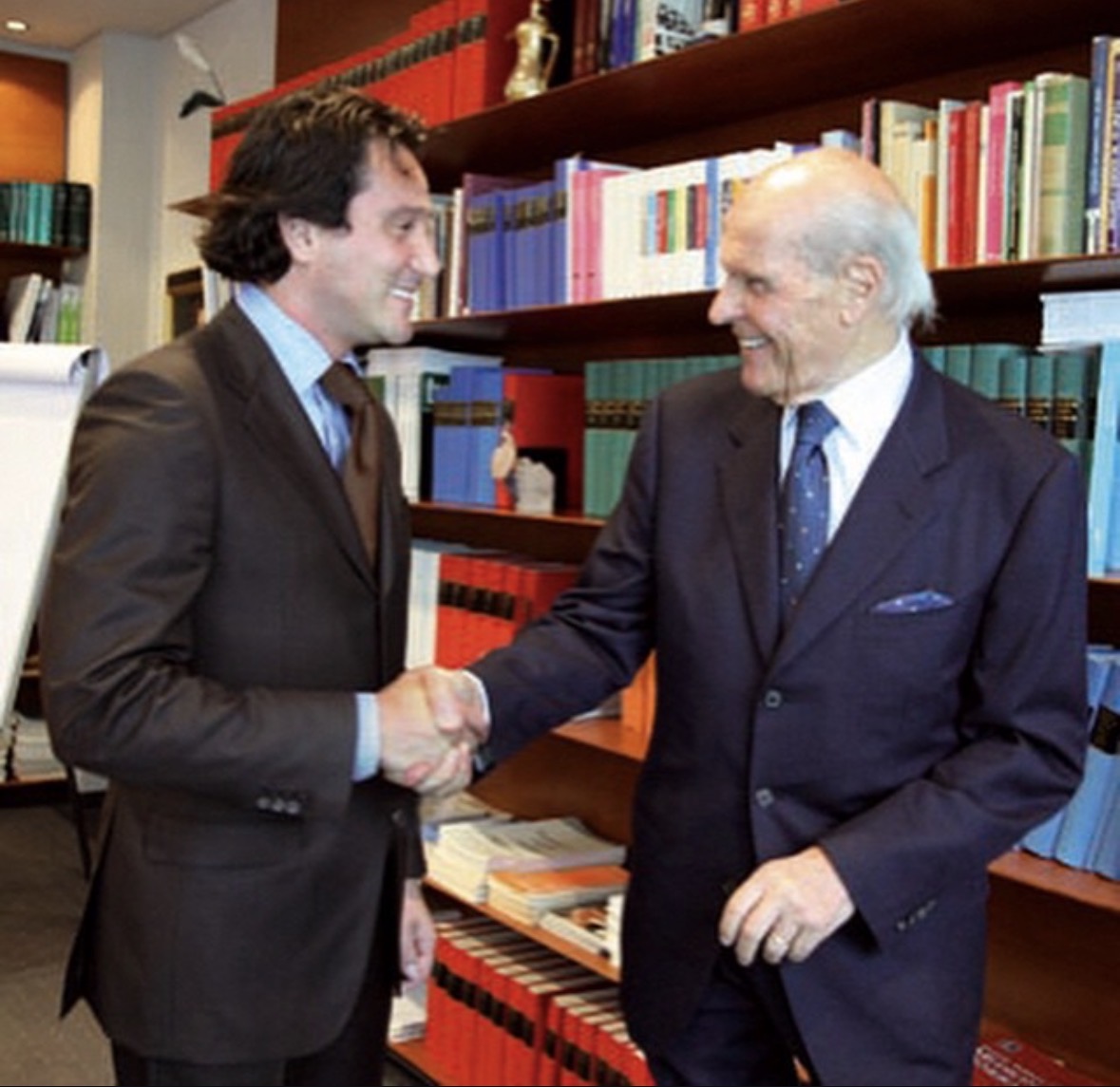 Andrea Brunello nello studio di Umberto Veronesi durante una raccolta fondi contro il tumore al seno